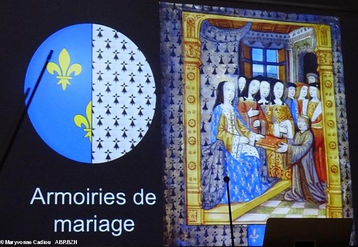 6- Les armoiries du mariage de 1491 : le partage. À dr. Anne reçoit un livre. Il y a ses armoiries de jeune fille.