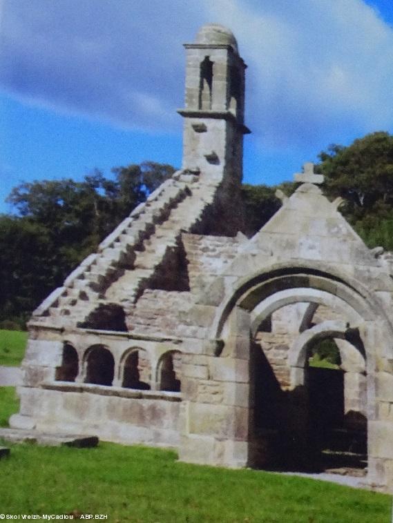 25- Chapelle Saint Honoré en Plogastel-Saint-Germain, étêtée et ruinée en représailles aux révoltes de 1675.