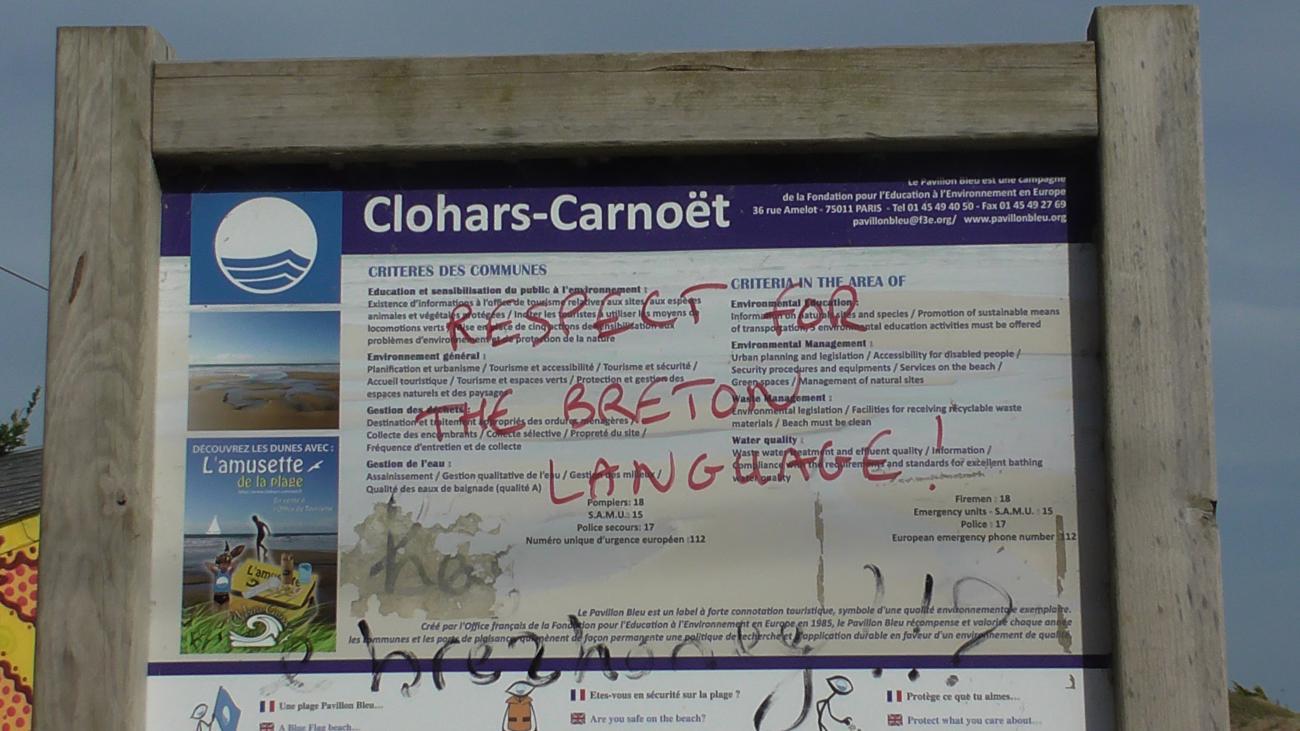 Signalisation bilingue anglais-français à la plage du Kerrou