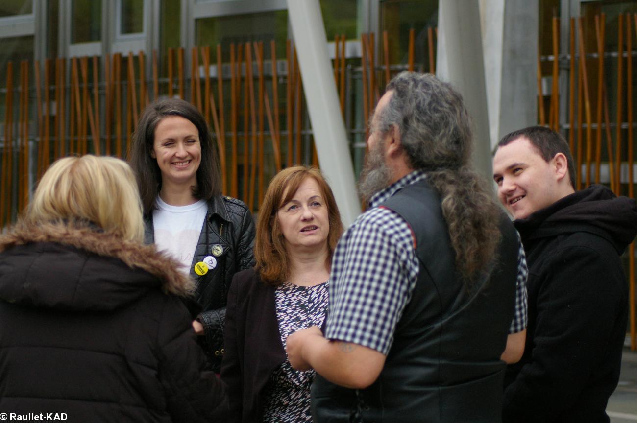 A gauche de Mme Joan McAlpine, Membre du Parlement Ecossais et du Scottish National Party, Mme Rhiannon Spear, conseillère du Parti national écossais (SNP).