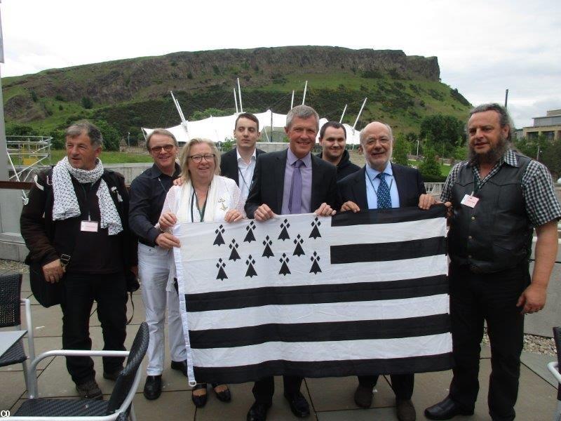 Sur la terrasse du Parlement Ecossais, avec le député Willie Rennie (démocrates libéraux écossais) et l'eurodéputé catalan Dr. Josep-Maria Terricabras.