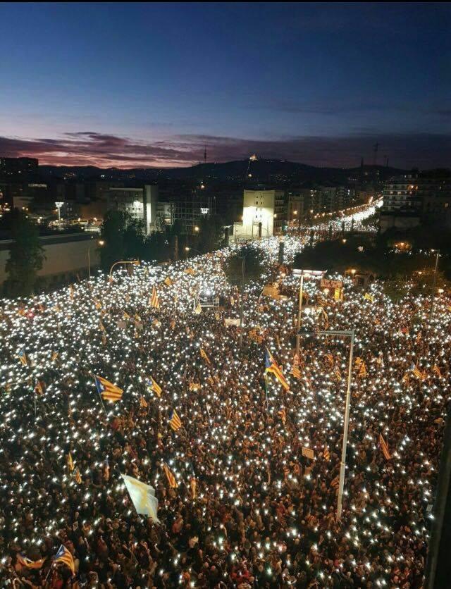 Les rues de Barcelone ce 11 novembre : une revendication populaire pour la libération des prisonniers...