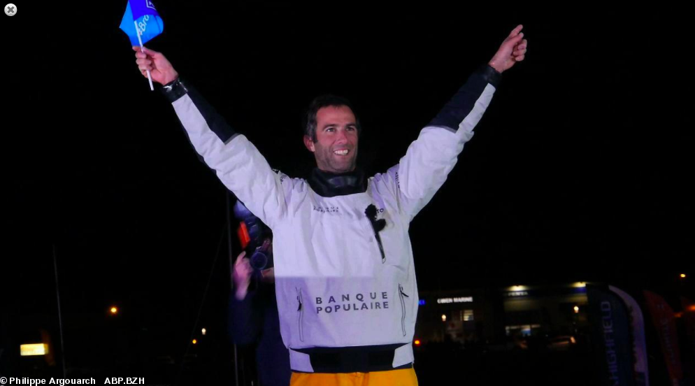 Armel Le Cléach arrive aux Sables d'Olonne le 19 janvier 2017 et remporte le Vendée Globe.