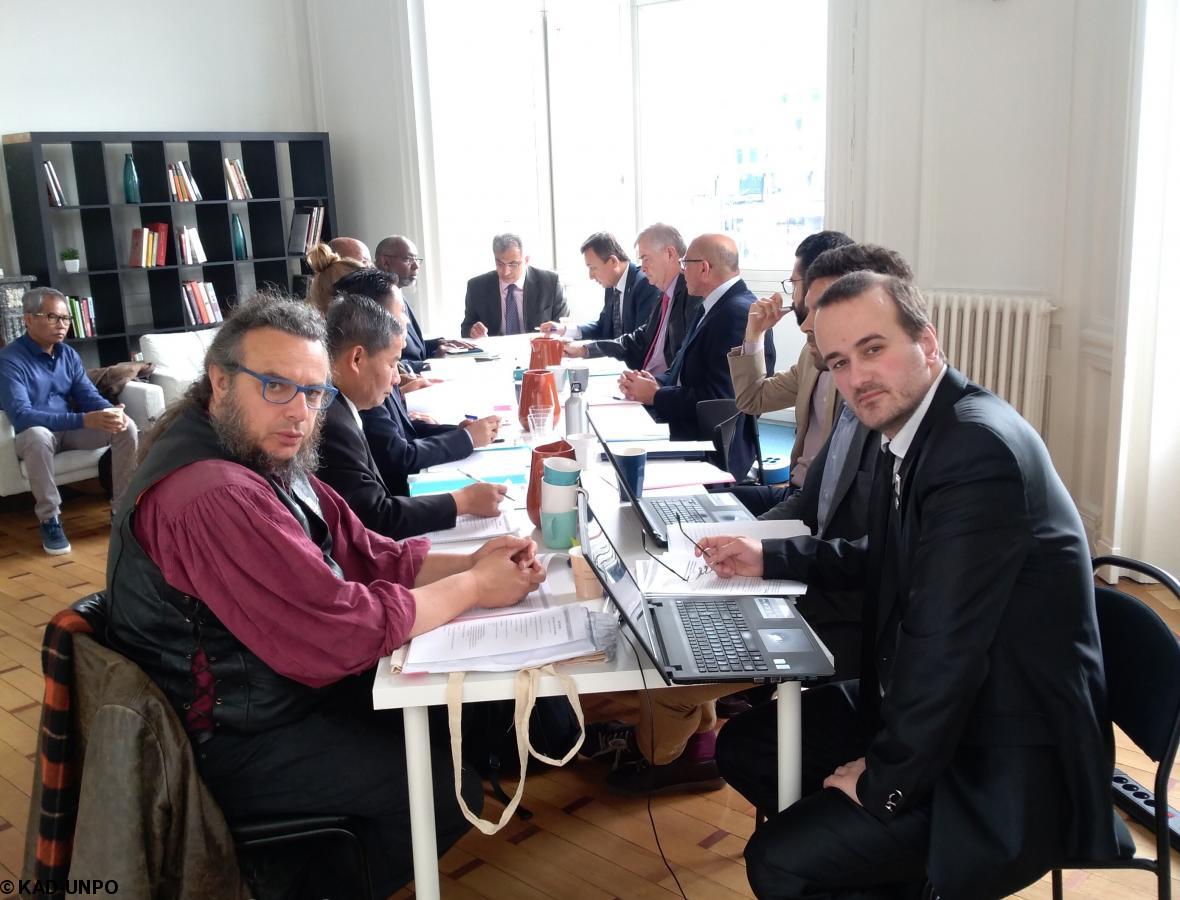 Vue d'une séance de travail de l'UNPO dans les bureaux de Bruxelles, avec les représentants du Tibet, Oromo, District de Columbia, Khmers Kroms, Balochistan, Turkestan, Afrikaaners, Ogaden, et Bretagne.