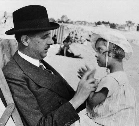 Le général De Gaulle en vacances en Bretagne à Carnac, sur la plage avec sa fille trisomique Anne. Il aurait eu une affection particulière pour Saint-Anne d'Auray et aurait choisit d'appeler sa fille  