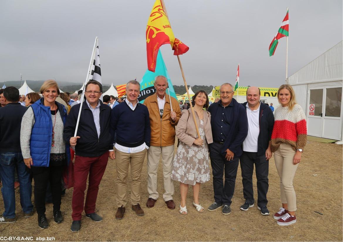 De gauche à droite :
 Itxaxo Atutxa Présidente Biscayenne
Thierry Salaun Délégué aux affaires internationales du Parti Breton
Iñigo Urkullu  le Lehendakari, Président de la communauté autonome basque
Jacky Flippot , Parti Breton Adjoint au maire de Blain
Thérèse de Boissezon du PoC (Parti Occitan)
Pako Arizmendi Président de l’IBB (Ipar Buru Batzar)
Andoni Ortuzar, Président de l’EAJ PNV ((Euzko Alderdi Jeltzalea - Parti Nationaliste Basque)
Mireia Zarate, la secrétaire nationale EAJ PNV