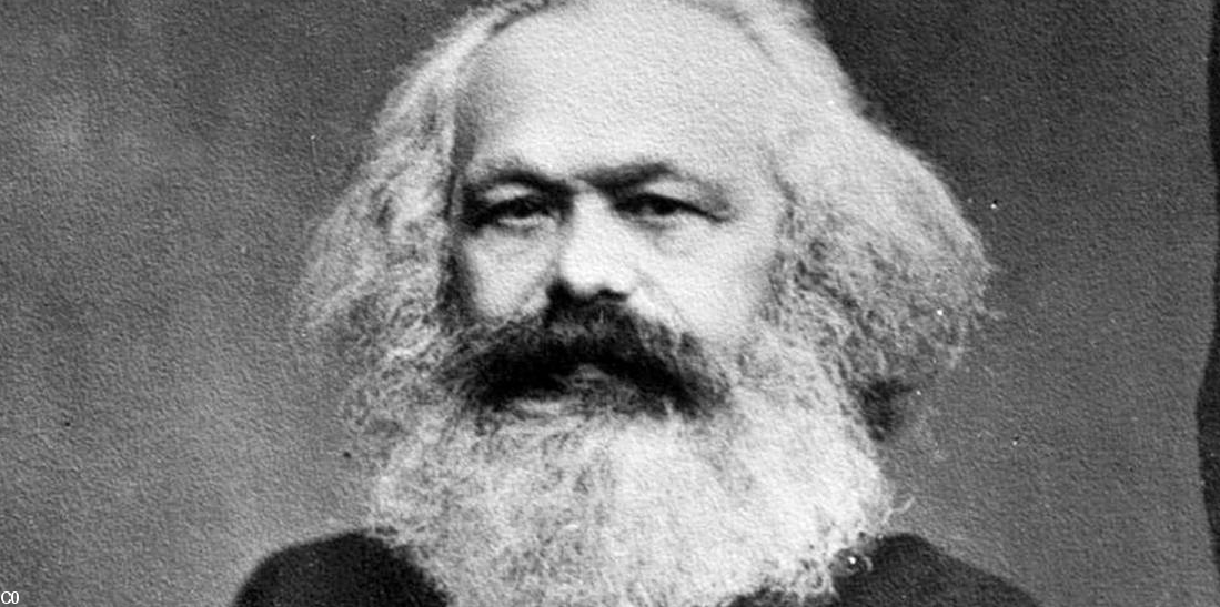Un Karl Marx barbu devenu Père Noel où quand les rouges se déguisent en rouge pour séduire les enfants.