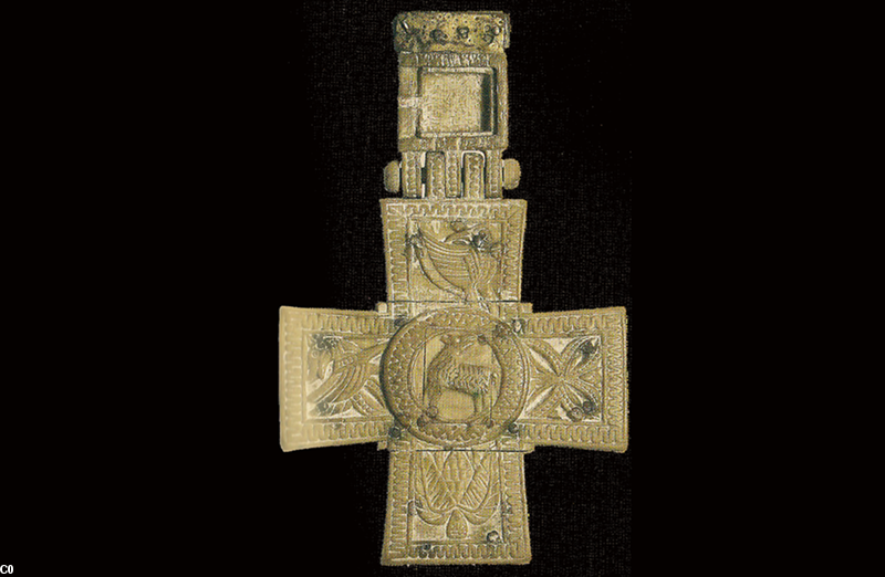 Croix pectorale en ivoire des abbés de Saint-Mathieu retrouvée à Milizac (Finistère) probablement du VIIIe siècle. (6 x 9,6cm)
