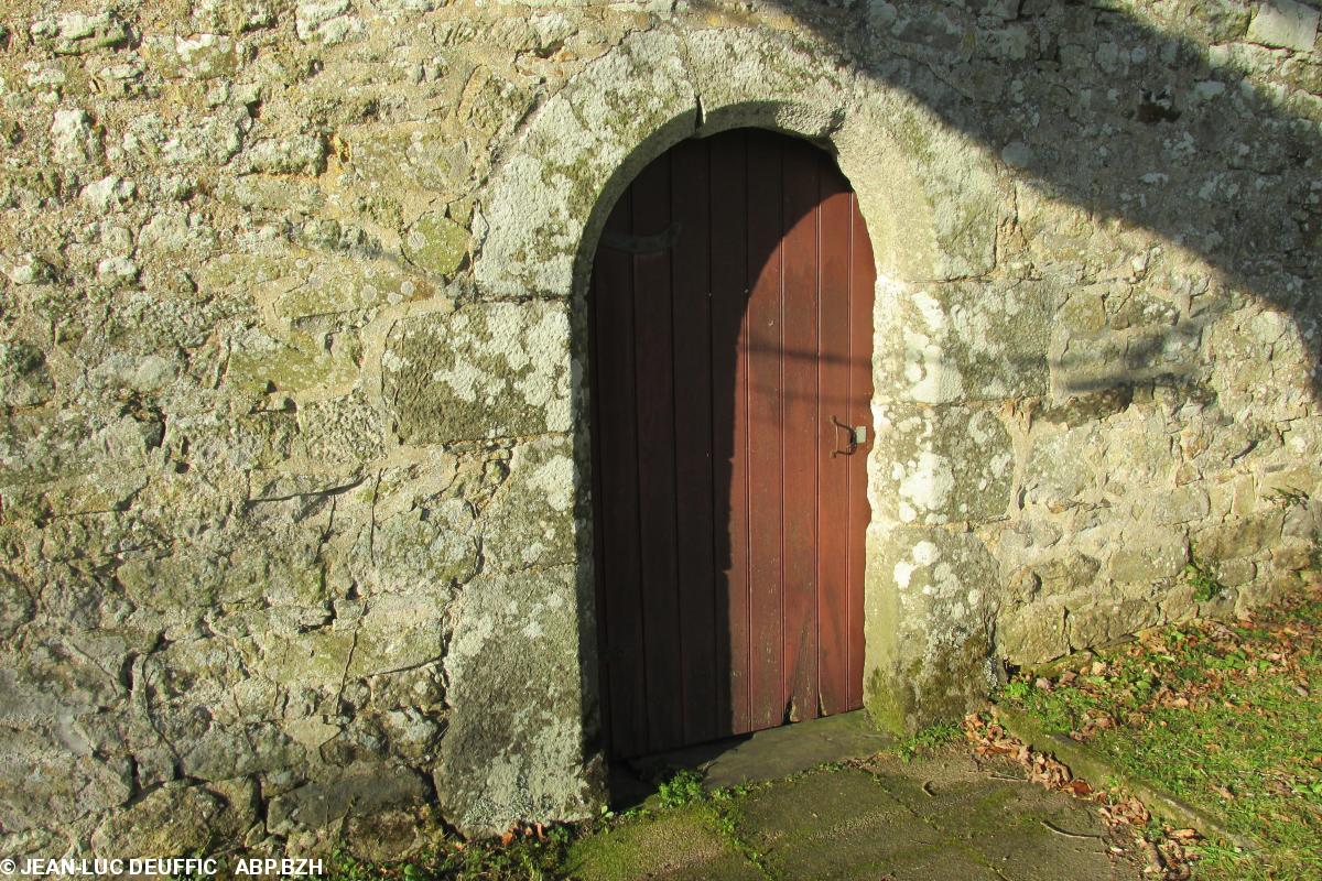 Porte latérale de la chapelle Saint-Roch de DAOULAS