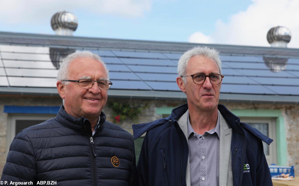Le maire de Fouesnant Roger Le Goff à gauche et Éric Laurent directeur territorial de Enedis lors de l'inauguration des nouvelles installations hier sur l'île Saint-Nicolas des Glénan.
