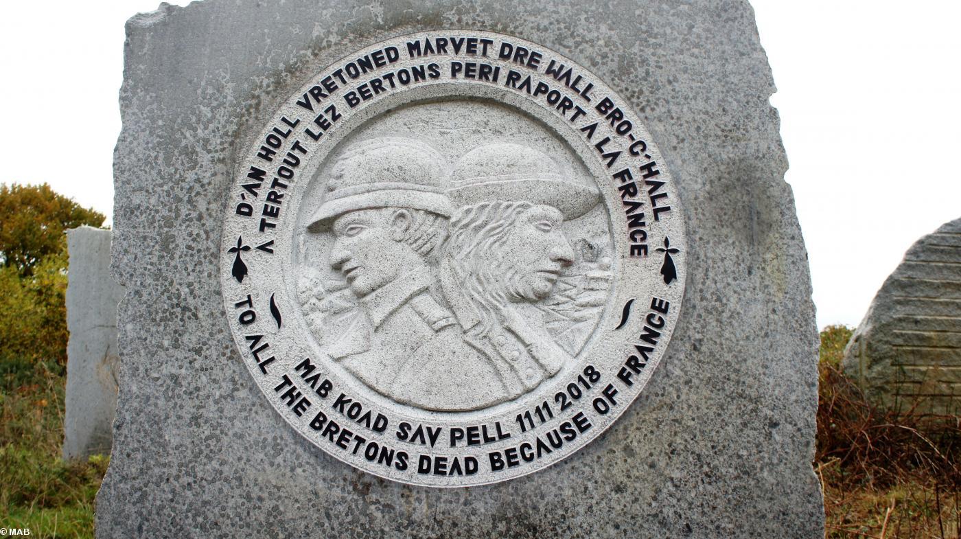 Sculpture en hommage aux Bretons morts par la France, érigée sur le terrain de MAB Koad Sav Pell, et inaugurée le 11 novembre 2018 à 11h. Dalc'homp sonj!