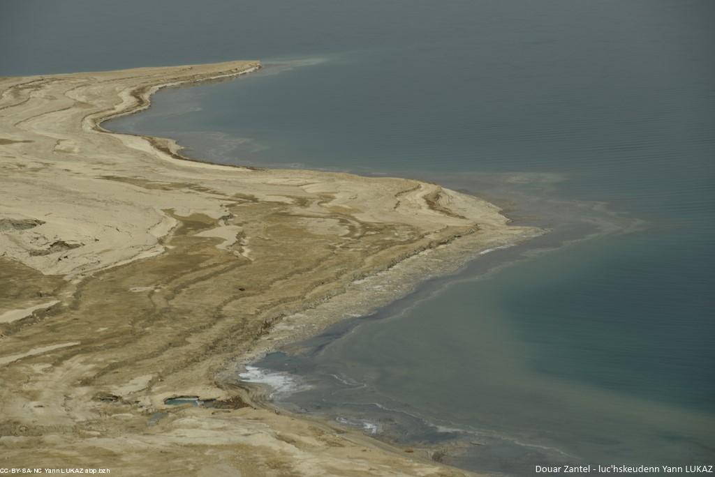 Israël, Mer Morte: le lieu le plus bas de la planète (le niveau continue de s'abaisser - évaporation, insuffisance d'apport -  actuellement -410m, contre  -390m il y quelques décennies)...La déprise du rivage est perceptible sur la photo.
