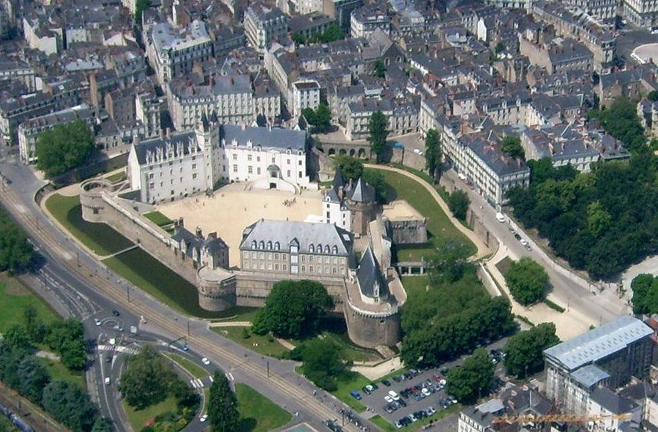 Nantes : le château des ducs de Bretagne (photo Wikipedia)