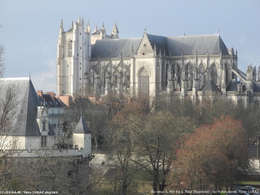 Bretagne, Nantes, la cathédrale (côté sud) vue depuis le château des Ducs de Bretagne. An iliz-veur gwelet abaoe Kastell Duged Breizh.