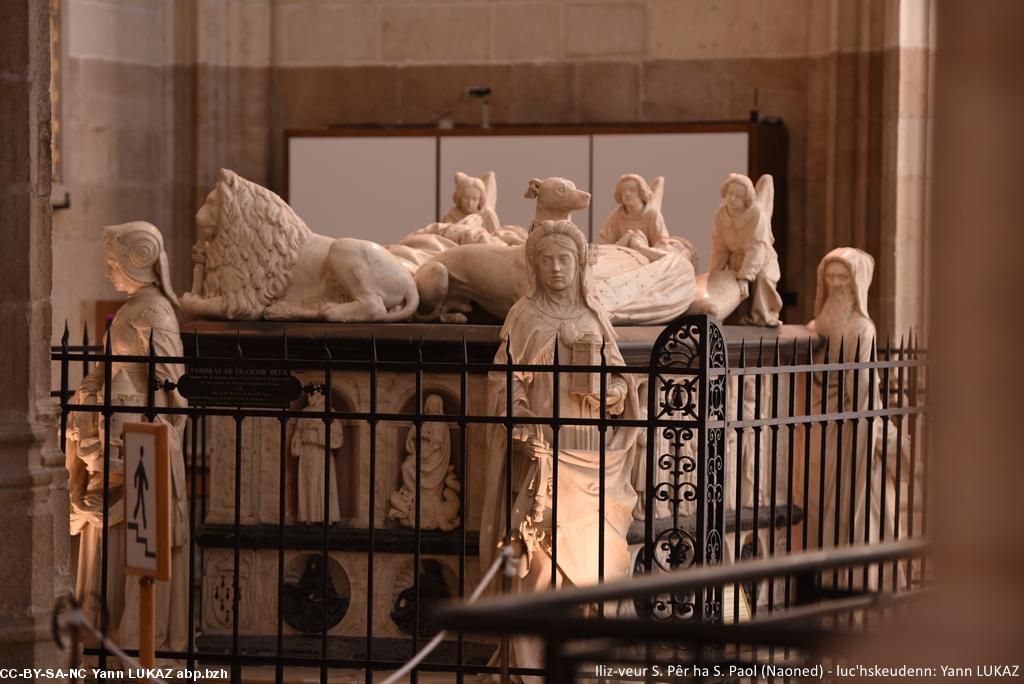 Bretagne, Nantes, cathédrale, tombeau ducal (l'armoire électrique visible en arrière-plan) en 2016. Bez an Dukez.