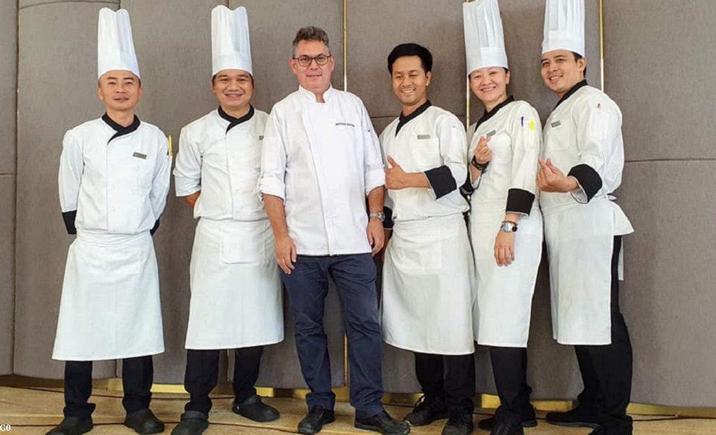 Philippe Derrien et son équipe --Crédit photo : Eastin Grand Hotel Nha Trang