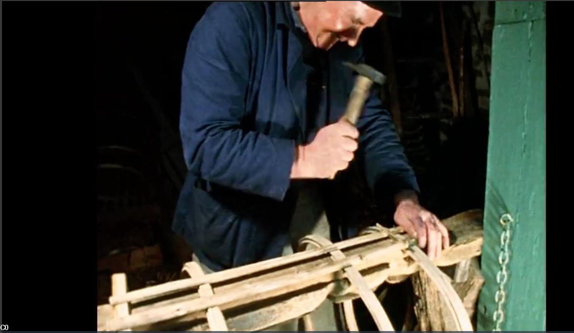Fabrication d’un casier à homards en bois de châtaignier à Pors Poulhan en Plozevet en 1965. Extrait du film n°132 « Les pêcheurs de Pors Poulhan.