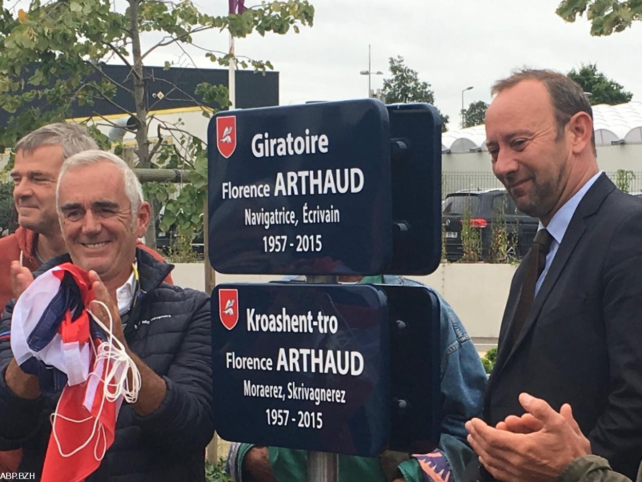 Loïck Peyron et David Robo maire de Vannes, à l'inauguration du giratoire Florence Arthaud, en bilingue, août 2018.