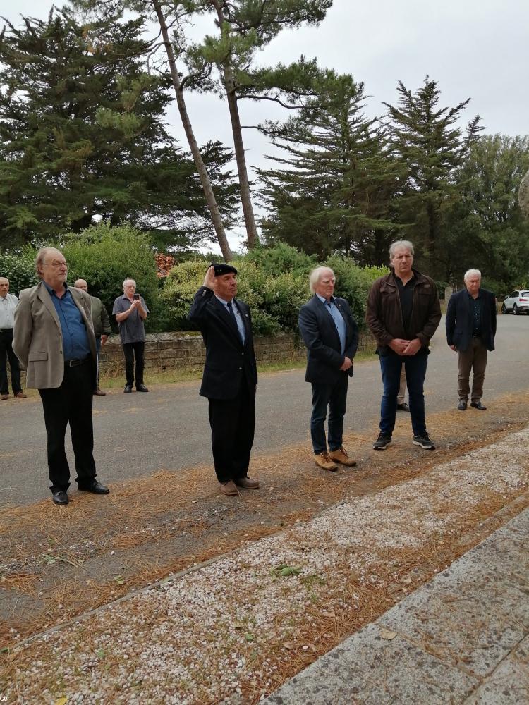 Hommage du général André Coustou aux résistants fusillés en 1944 à Kerfany-Les-Pins 