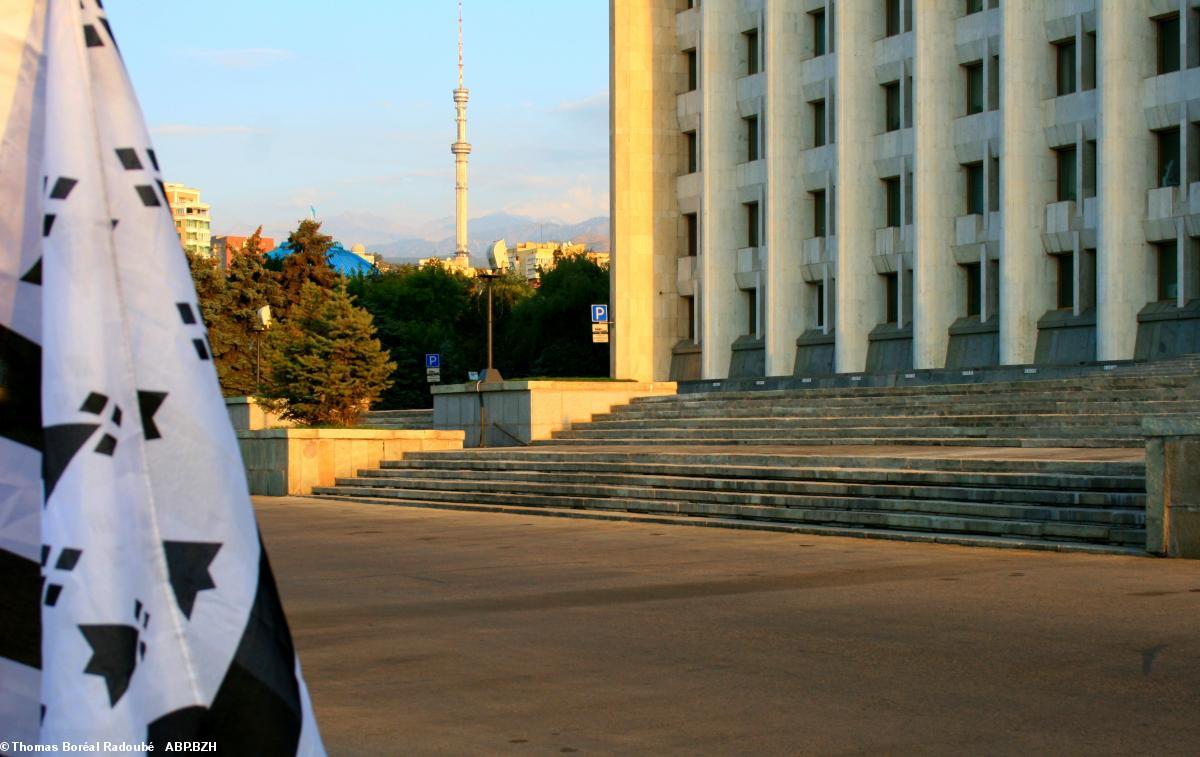 En 2012, le Gwen ha Du sur les marches de la mairie d'Almaty, aujourd'hui calcinée
