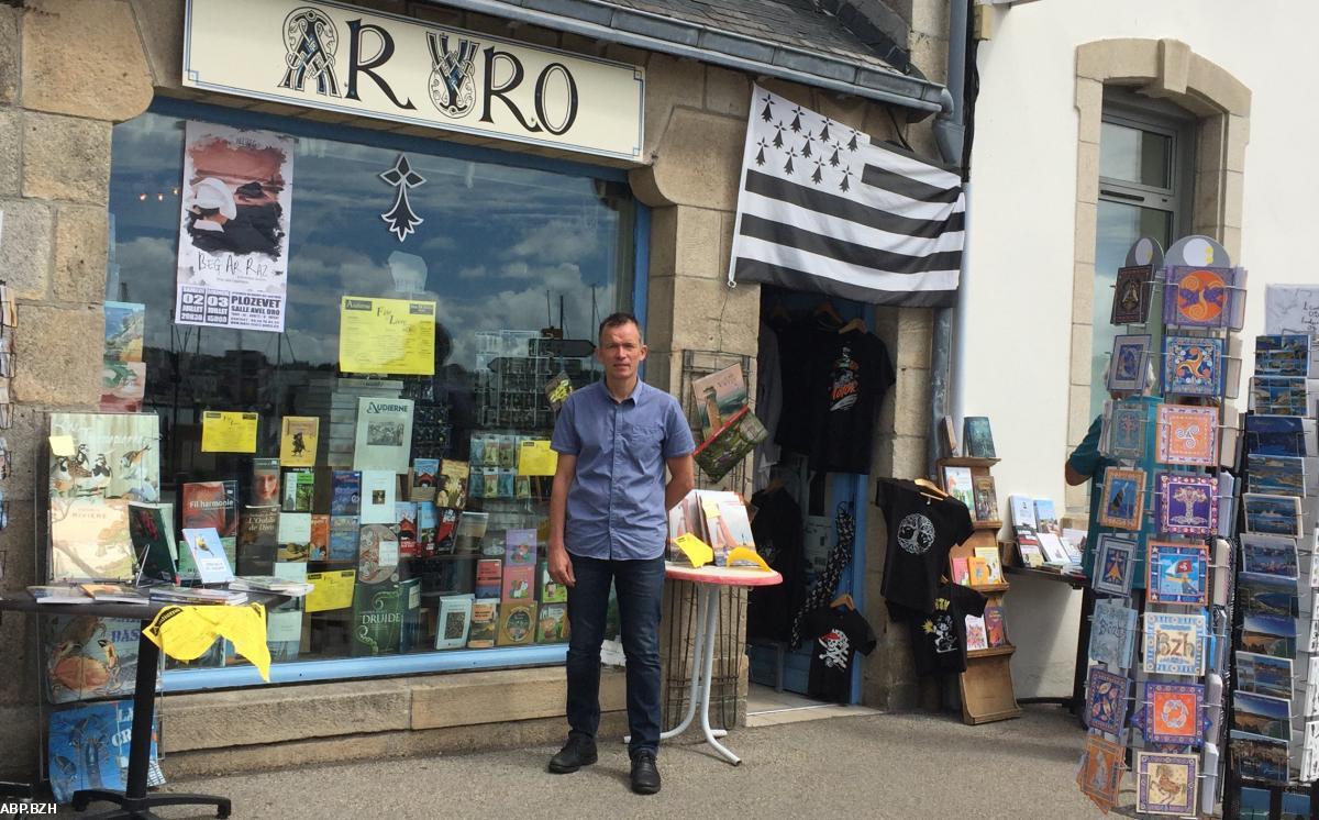 Bruno Le Breton devant sa librairie
