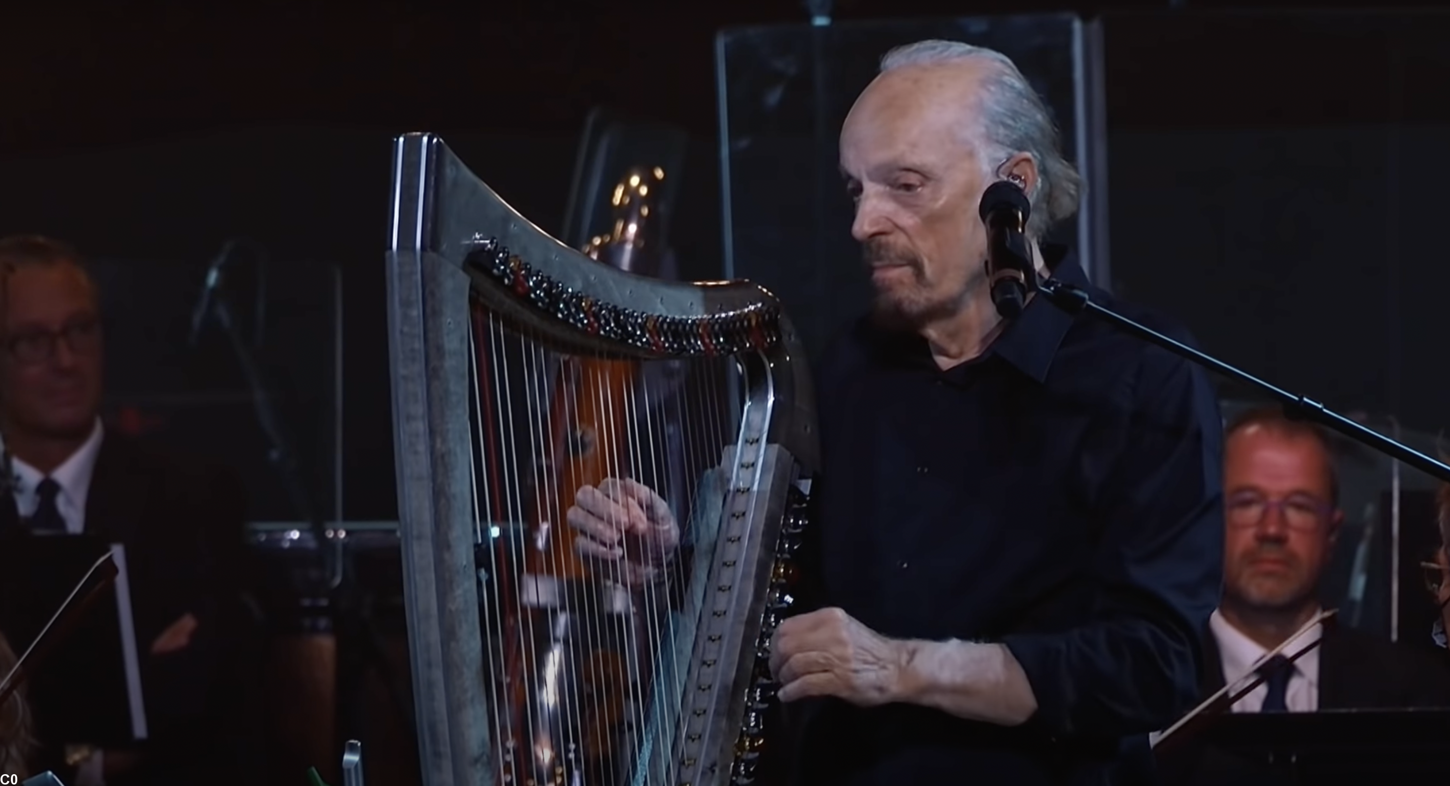 Alan Stivell ( photo extraite du concert avec l'Orchestre de Bretagne  diffusée sur Youtube https://www.youtube.com/watch?v=auCtIkgF3JM )