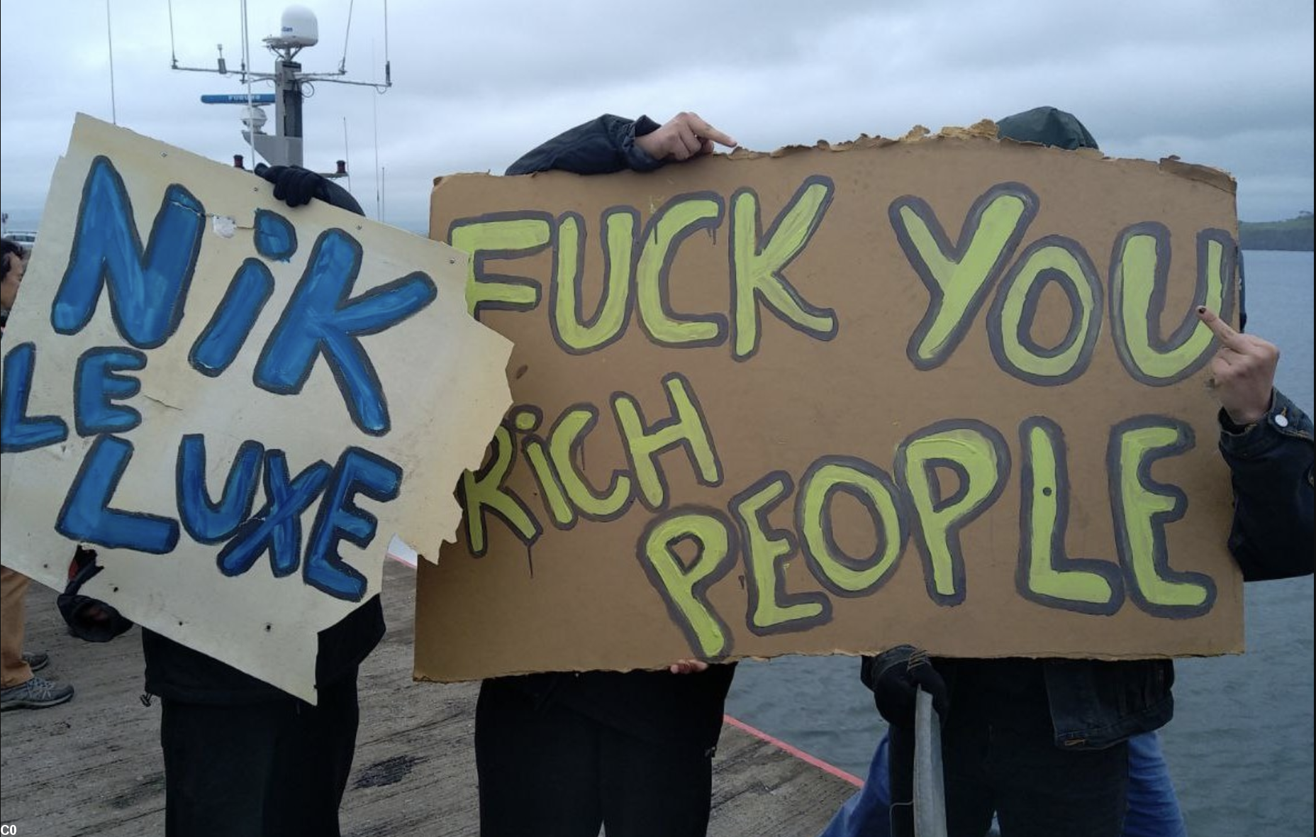 Manifestants à l'arrivée du paquebot de croisière Silver Wind le 6 mai 2023 en baie de Douarnenez