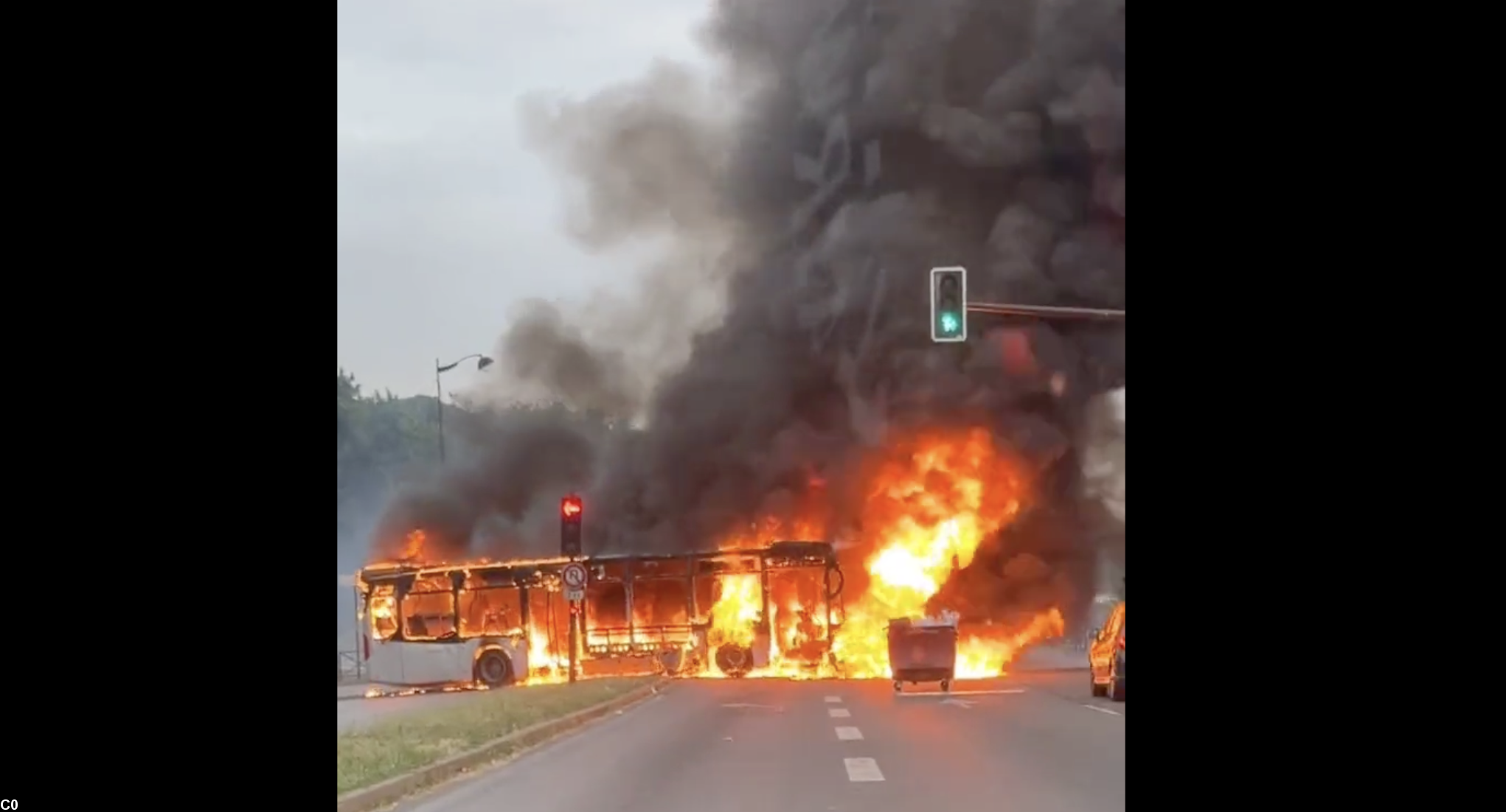 Bus incendié à Viry-Chatillon (photo Twitter)