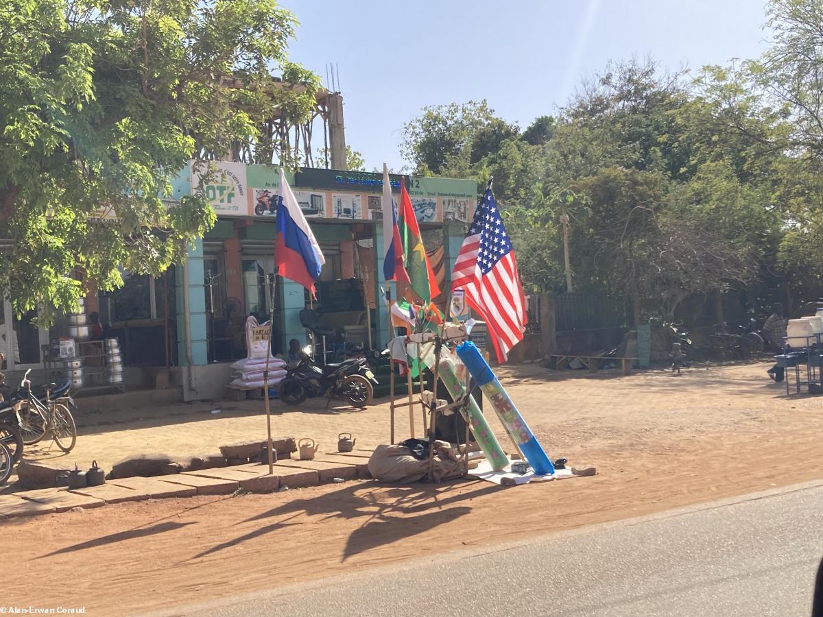 Drapeaux américains et russe en vente dans les rues de Ouagadougou. La liberté d'un peuple c'est de choisir ses inter-dépendances