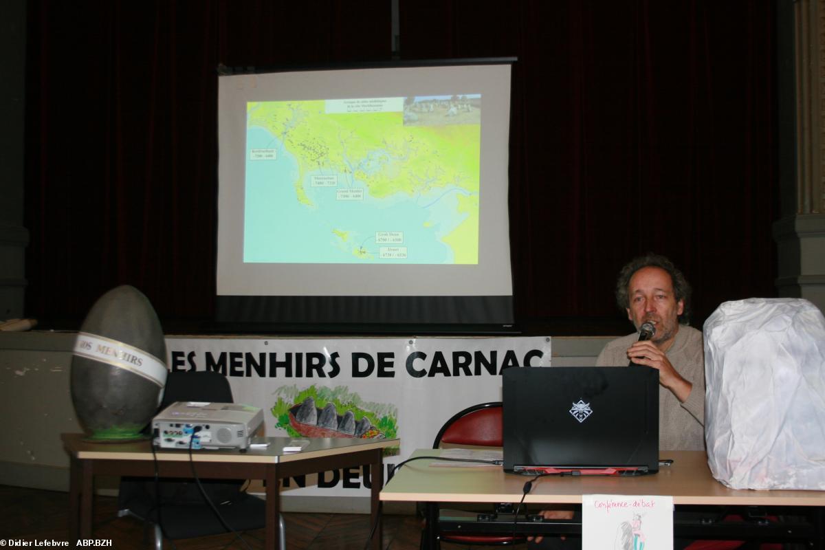 Christian Obeltz lors de la conférence-débat Menhirs détruits de Carnac, Auray, 11 novembre 2023