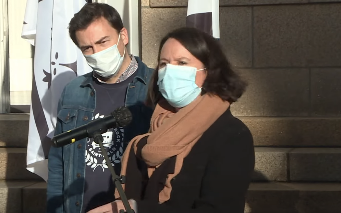 La maire de Nantes Johanna Rolland dans la cour de la mairie lors de l'envoie des couleurs bretonnes en 2020.