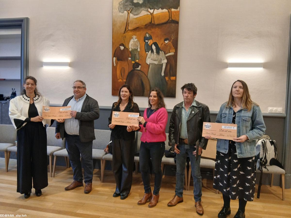 Remise symbolique des chèques de 10 000 € à Diwan Breizh, Div Yezh Breizh et Divaskell Breizh, à l’Hôtel de Ville de Carhaix, le 31 octobre 2025. (Photo : ABP / Philippe Argouarch)