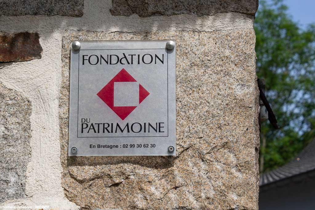 Plaque Fondation du patrimoine sur porche en granit en Finistère Sud