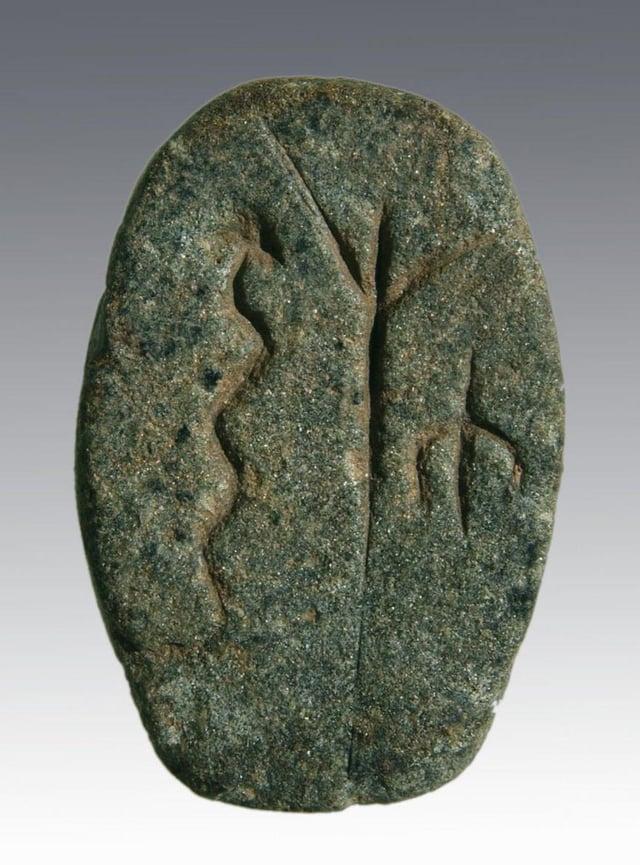 Plaquette de Göbekli Tepe (Turquie) en chlorite (pierre verte), v. 9500 – 8000 av. J.-C. retrouvée à la base d'un des piliers de l'enclos C.