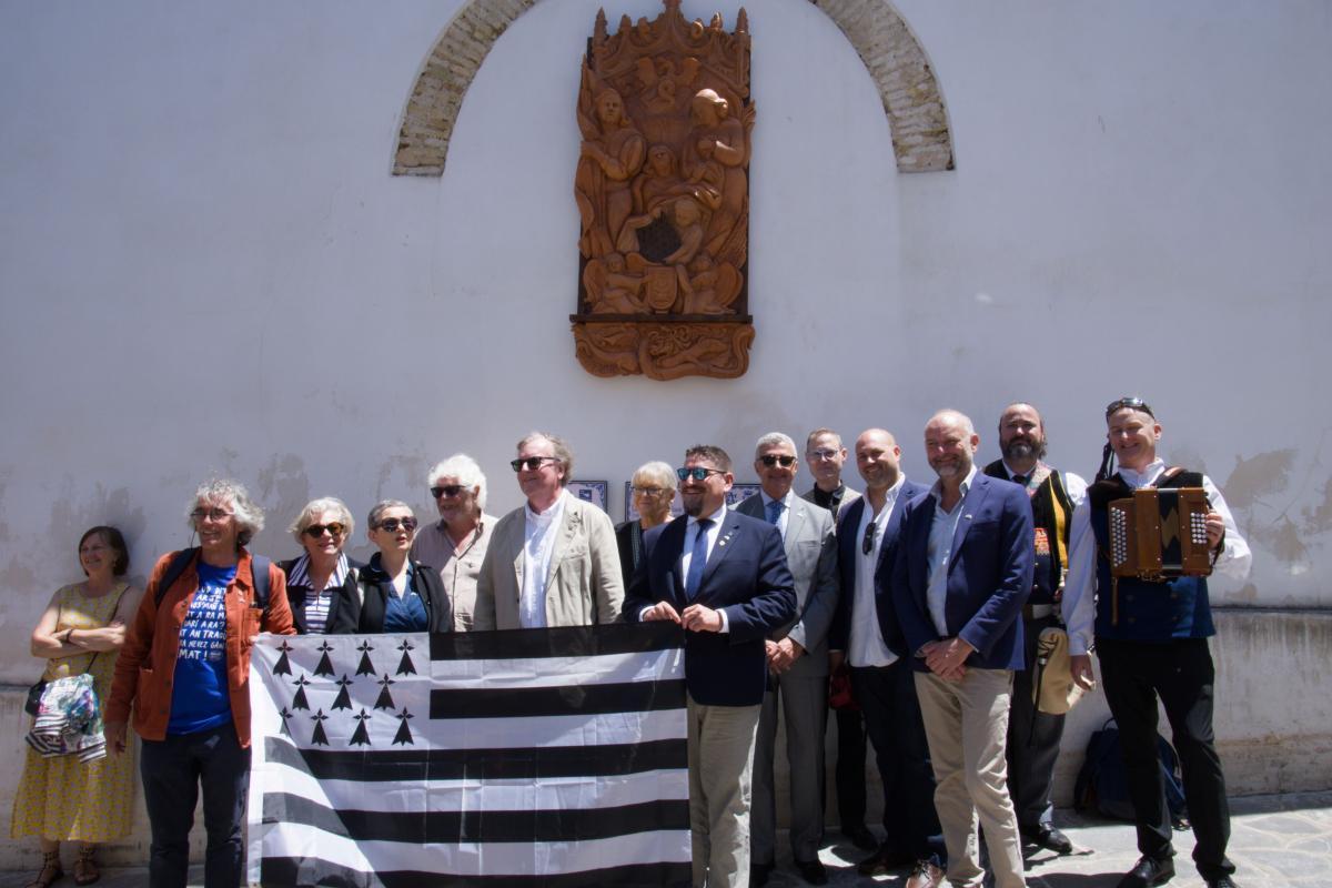 La délégation bretonne devant le monument aux Bretons, rue des Bretons, à Sanlúcar.