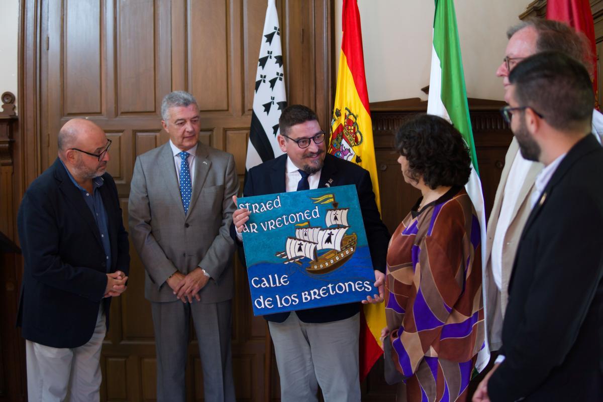 Remise du cadeau réalisé par l'artiste de Guidel, Jean-Claude Goualc'h, à la maire de Sanlúcar