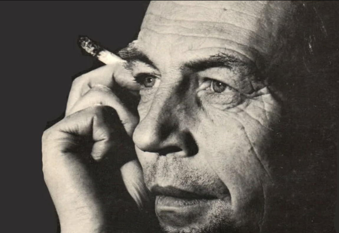 Glenmor (Émile Le Scanv, 1931-1996) fut l'une des figures les plus emblématiques du mouvement culturel breton contemporain. Chanteur, poète, écrivain et chroniqueur, il contribua à réveiller la conscience bretonne de toute une génération par ses chansons, ses livres et ses prises de position souvent iconoclastes.