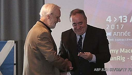 Alex Salmond reçoit la médaille de l'Institut Culturel