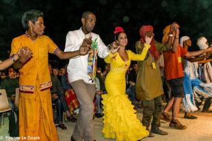 Une grande "Danse des milles" à la fin de la soirée réunit les danseurs venus du monde entier.