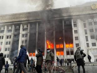 La mairie d'Almaty en flammes depuis mercredi 5 janvier