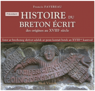 Qui n'a entendu dire que le breton était une langue orale, paysanne, populaire, que sais-je encore ? Elle l'est effectivement ou l'a été parfois, selon la période. Mais, aussi loin que l'on remonte dans le temps, jusqu'aux siècles obscurs - peut-être même jusqu'avant notre ère pour le celtique commun - le breton, dit armoricain ou de Petite Bretagne, s'est plus ou moins écrit dès les origines, vers les années 500 après la fin de l'empire romain.

Francis Favereau recense et présente les nombreuses traces d'écriture qui parsèment l'histoire jusqu'au XVIIIe siècle : rares pierres ou poutres gravée, gloses des manuscrits latins, poèmes épars. Vient ensuite une période de plus grande abondance, vies de saints, pièces de théâtres, dictionnaires, multiples créations littéraires, œuvres de clercs et de lettrés, qui ont porté cette langue écrite, parfois savante, jusqu'à la fin de l'Ancien Régime.

On peut désormais l’affirmer, la littérature bretonne contemporaine peut s’appuyer sur une tradition millénaire. (Skol Vreizh)